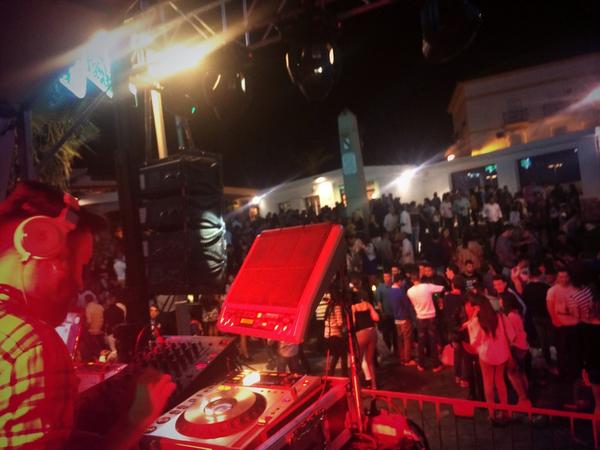JaviTorresDj's tweet photo. Me encanta el rollo que hay antes de empezar en la @ZONAJOVENGIBRA !!! En nada empezamos! @DJBaste http://t.co/9B1H4M4f2R