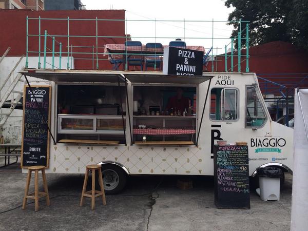 Vengan a comer a la única terraza sobre un foodtruck!! Pizzas, paninis y deliciosas ensaldas!!