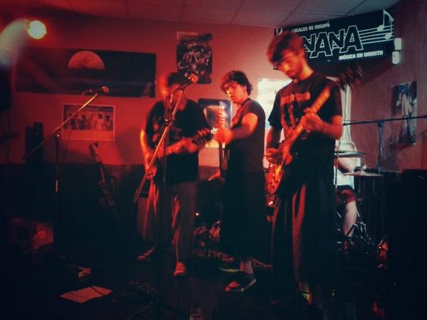 LaManchaRock's tweet photo. Cierran @Rock_La_Vieja su directo en @SalaNanaCiudadR con "Mi salvaje yo" y "La Vieja"... y todavía queda alguna más! http://t.co/vQ4SfS4cWv
