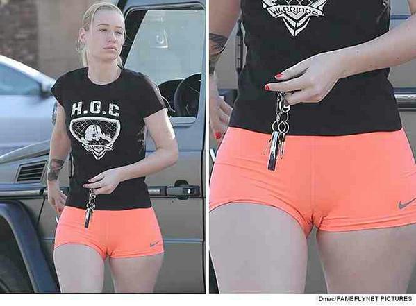 NickCharles80's tweet photo. #IggyAzalea shows #Snoopdog what he's missing. http://t.co/3OIwzwK7cK