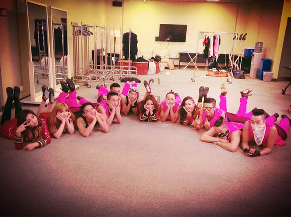 WeLoveBom's tweet photo. Hitech Dancer, Hansol Lee Updates Backstage Photo with 2NE1 at AON Macao http://t.co/a0UXhIxIEx http://t.co/GWJPR17mKb