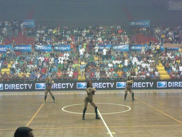 DIRECTVSportsVE's tweet photo. El show de las chicas de @GuerrerosdeLago #FiebreFutsal http://t.co/XnnrCfsF2m