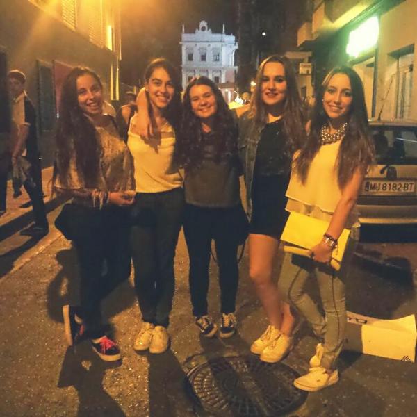 EleLovesJBieber's tweet photo. “@viterry_: Buenísimas noches reinass mías!! @MissACmalik http://t.co/dyzZeParck” 💞💞💞