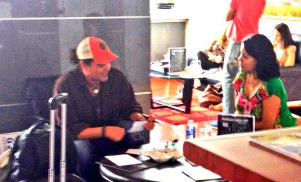 HeidyMely's tweet photo. Conversando con el Gran @carlosvives y Recordando a nuestra Querida @NeidaSandoval a quien dejo un Caluroso Saludo :) http://t.co/5C4FPdGplD