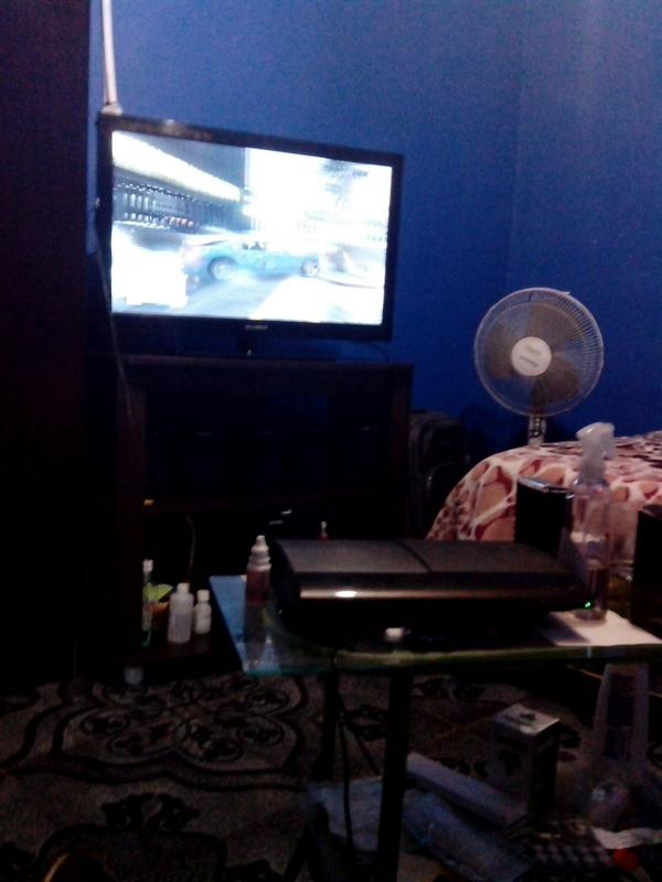 AsisSeba's tweet photo. Matando el aburrimiento con un play jajaja http://t.co/tCP1I8QGWo