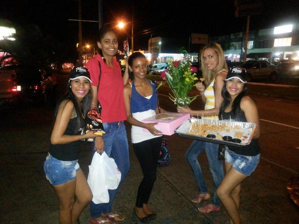 rdeleonp's tweet photo. Todos satisfechos con las ricas alitas 100% panameñas, apenas estamos en calentamiento para fiestas patrias! http://t.co/aFQPGRAIYy