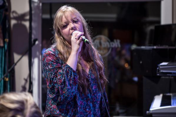 iHelpDaily's tweet image. Food. Music. Good times.