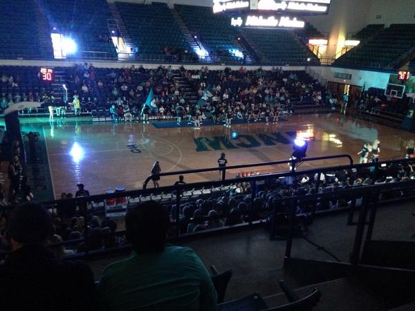 Blake4Peeps's tweet photo. #MidnightMadness #UNCW http://t.co/cPchI59Wsk