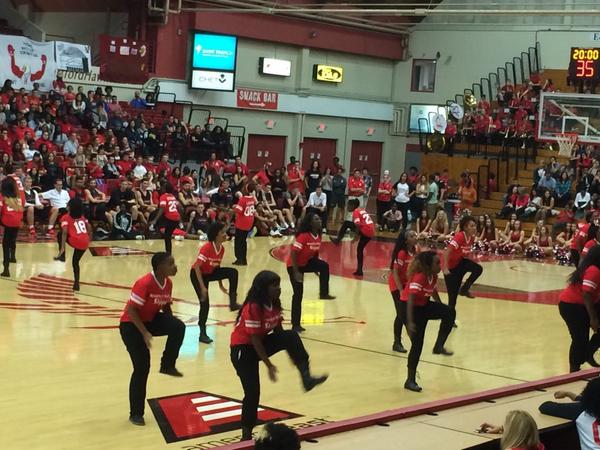 makoskoff's tweet photo. @uhasteppaz let's take it home #ThisIsOurFormOfADrumLine! #HawkNationDomination #Uharthawklife http://t.co/Oa2GxCUC9e