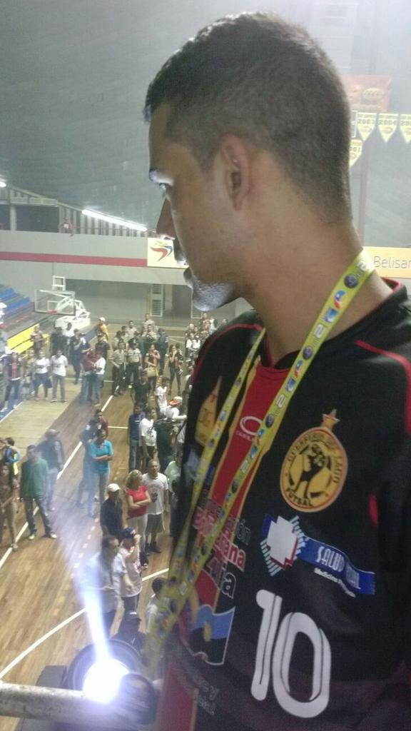 DIRECTVSportsVE's tweet photo. Ahora sube alpodio de premiacion los @GuerrerosdeLago! #FiebreFutsal http://t.co/j1uDrDNnBg