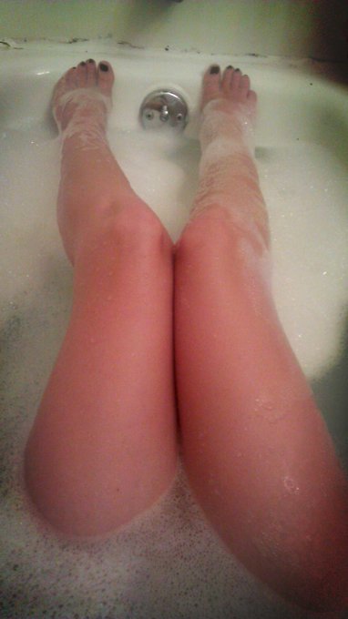 Bathtub Legs http://t.co/mwZfx1UmIq<a href="/tag/booty"class="tags"><span>#booty</span></a>