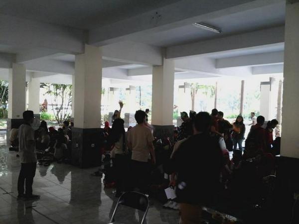 HMDA_FEBUB's tweet photo. Kondisi terkini di basement dalam acara #interkasi2014 seperti ini!! Ayoo yang belum sampai basement segera merapat!! http://t.co/oAzZntgAaV