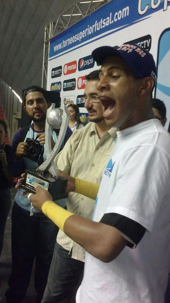 DIRECTVSportsVE's tweet photo. Premio a #MejorPortero es para el #MonoRamos de @Bucanerosfutsal #FiebreFutsal http://t.co/tm7PGipFav