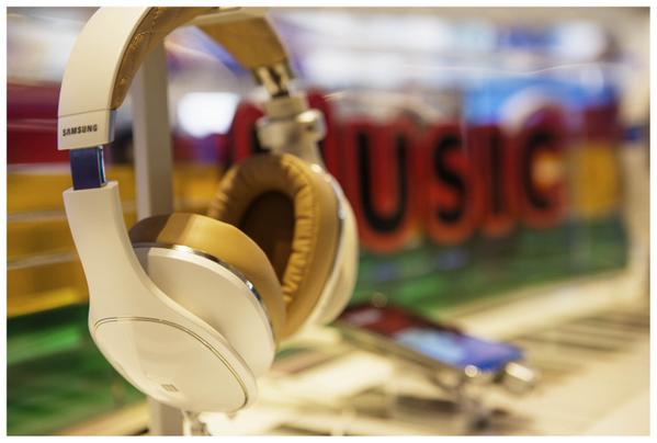 SamsungAU's tweet image. Do you #LevelOn or #LevelOver? Find out at our fresh new Samsung Experience Store at #MelbourneCentral