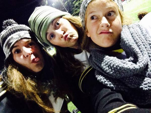 mikaylee47's tweet photo. Because I love Fridays and these girls ❤️ #thugmonkey #hebefallin http://t.co/KKTL2Bm0sM