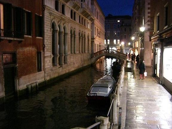 イタリア 水の都ベネチアの夜の裏路地 車の乗り入れは禁止 交通手段が船という運河の町ベネチア 道路代わりに 裏路地にさえ小さな運河が張り巡らされ ボートの往来があります Ryosuke Inomata Scoopnest イタリア 水の都ベネチアの夜の裏路地 車の乗り入れは禁止 交通手段が船という運河の町ベネチア 道路代わりに 裏路地にさえ小さな運河が張り巡らされ ボートの往来があります Ryosuke Inomata Scoopnest