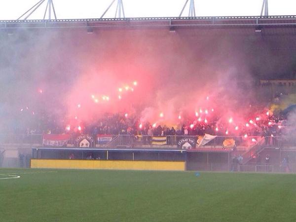 CambuurCulture's tweet photo. Bijna 5000 supporters op laatste training voor de derby #Cambuur #heecam http://t.co/P2AewStn0v