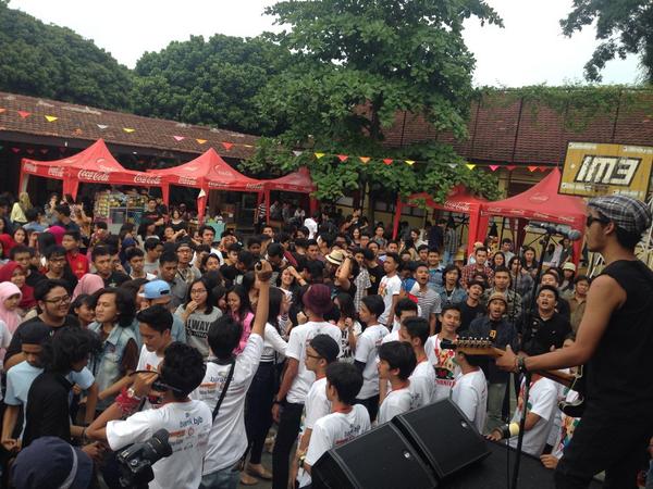 Para penonton yang sedang berjoged menikmati penampilan <a href="/hockeyhook/">HOCKEY HOOK</a>