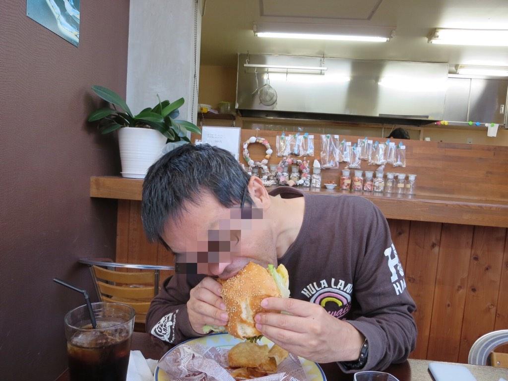 フミコ フミオ 周りがナイフとフォークを使ってお上品に下田バーガーを食べているなか男らしくがぶりついて顔が歪んでしまった男 俺 Http T Co Hajiyg9frw