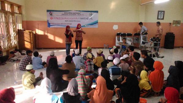 Acara dari Divisi Sosma adalah Penyuluhan Kesehatan dan Bakti sosial. Liat nih seru kan acaranyaaaa :D