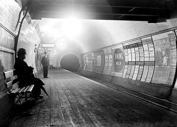 HistoryInPics's tweet image. London Underground, 1920s