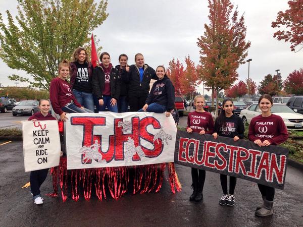 TuhsEquestrian's tweet photo. Our hc parade float rocked it! Way to go girls😊🐾🐴 http://t.co/mrN2aw5oJU