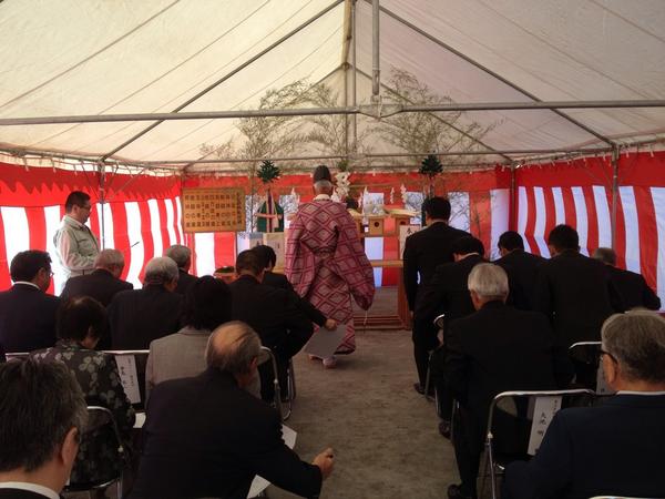 【エフエム佐久平ニュース】 佐久市長土呂に建設予定の新斎場建築工事、安全祈願祭が10月18日行われました。 佐久市が建築し、 建物建築費は29.1億円。