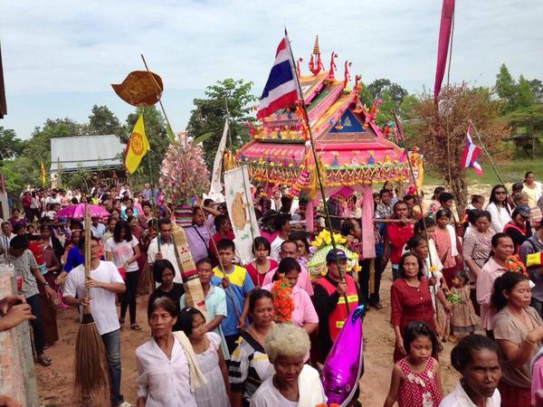 phattharakawee's tweet photo. บุญกฐิน อ.ปรางค์กู่ ศรีสะเกษครับ ภาพ:ปรางค์กู่Today @ReviewEsan @go2Thailand #เรื่องเล่าเสาร์อาทิตย์ http://t.co/mKbfDkKYkQ