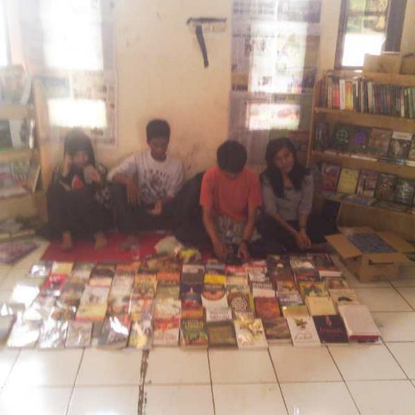 EstetikaPress's tweet photo. Mari merapat ke lapak buku Estetika di Sao Panrita. 
#SalamEstetika 
#Salamperss http://t.co/f3l1AML1sW