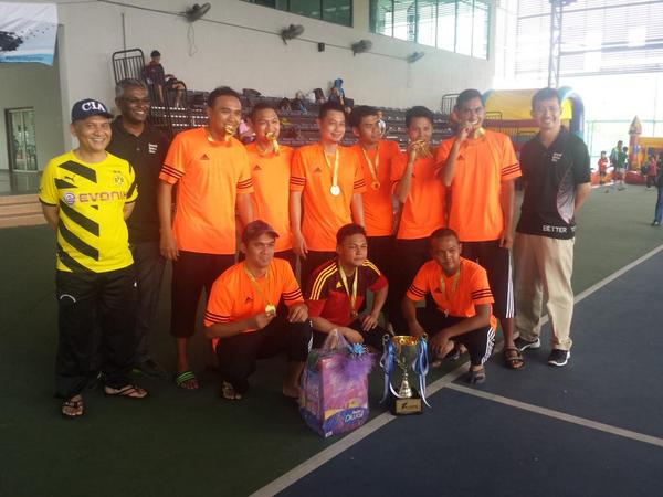aznure's tweet photo. Tuan Shahril @JohanMerican @SivaKumeren @TalentCorpMsia &amp; juara lelaki, Bhgn Pasport &amp; Keselamatan @imigresenmy http://t.co/fuEoMz1p8Q