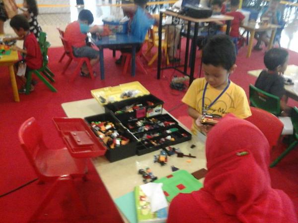 bec_bintaro's tweet photo. Hari ini presale @b4kbintaro  LEGO di @Bintaro_ecenter 
Yuk yg lagi cari2 lego banyak promo menarik di sini!
#lego http://t.co/AVUnMiduMI