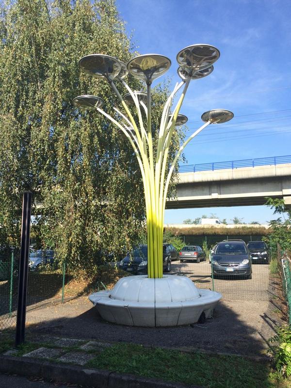 brandcelona's tweet image. Nice explanation and tour #brandexperience with @artemide. Grazie mile! Awesome #ledtree #bizmatch