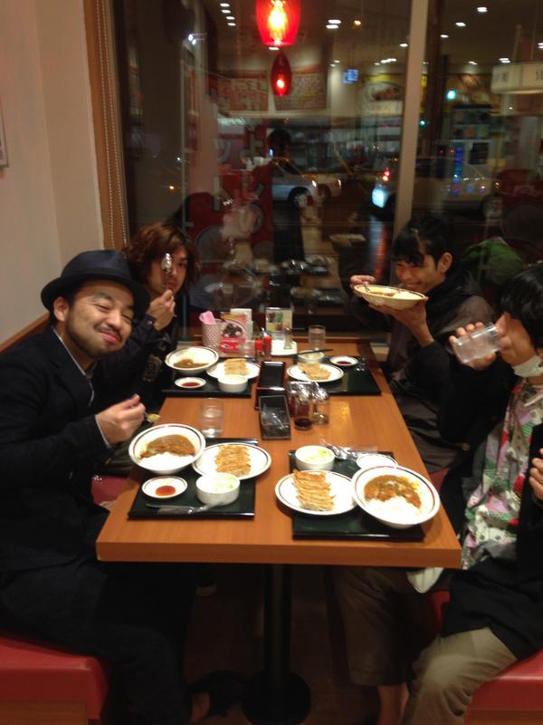 クリープハイプ 本日のライブはsim I Against I Tour14 函館 Club Cocoaです 写真は昨日の旭川ライブ後のメンバーです スタッフ Http T Co N6ek2bbbhx