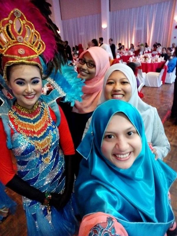 kiraryuk91's tweet photo. Cant resist to take selfie with the dancer. Tq for making our night memorable.
#convocationdinner #utpclass2014 http://t.co/mCpdK0AYx8