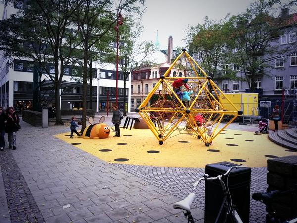 OlleEvenas's tweet photo. Lekplats precis vid gågatan - härligt! #helsingborg #kullagatan #stadsliv http://t.co/ppmnU4hUnq