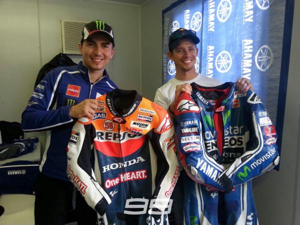 lorenzo99's tweet photo. Con Casey Stoner, ¡Gracias por el mono! / With @Official_CS27, thanks for the leather! #PhillipIsland http://t.co/lSLHXuO7Af