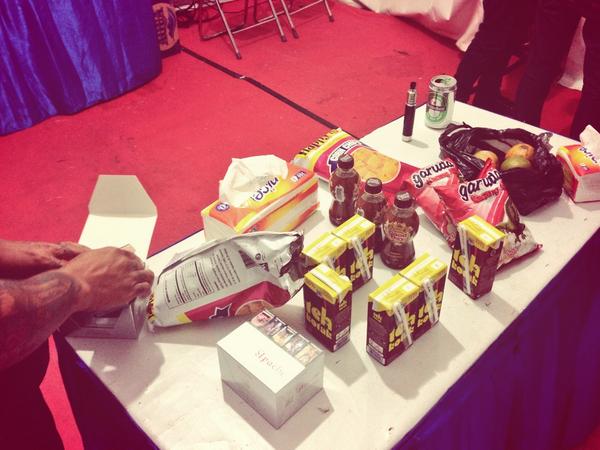 8rianna_'s tweet photo. lol free for all cigaretts back stage... well thats the first 😂🙅 http://t.co/tAjzCtFygJ