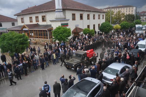 AA Düzce Muhabiri kardeşimiz Ömer Faruk Cebeci'yle birlikte Arif Doğan'ın cenazesindeyiz.
