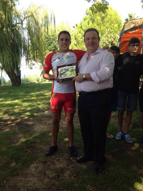 alcaldejluis's tweet photo. Un arcense, Víctor Mateos, con la selección Española de Kayakpolo Polo en el Mundial celebrado en Francia. http://t.co/XpANNZcWP9