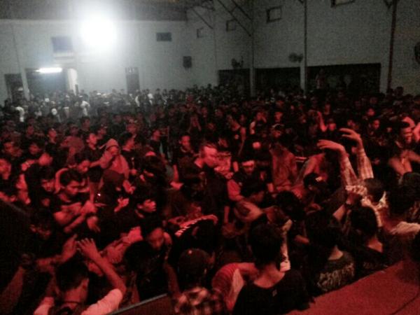 suasana gedung saat <a href="/miraculousIND/">MIRACULOUS</a> menghentakkan panggung maros metal fest \m/