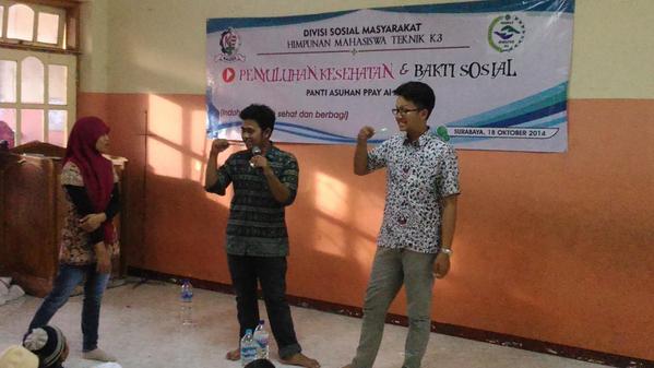 Perhatikan ya adik adik, ini kakak kakaknya lg ngasih contoh cara menggosok gigi yg benar #Lukes&amp;BaktiSosial2014