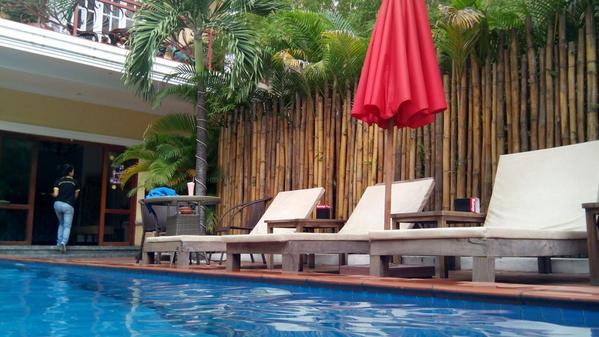 Monumenthotel's tweet photo. Relax by the saltwater pool at the best bed in Asia! #monunenthotel #accommodation #phnompenh http://t.co/50e4bEM7Wq http://t.co/U46RhJS0uY