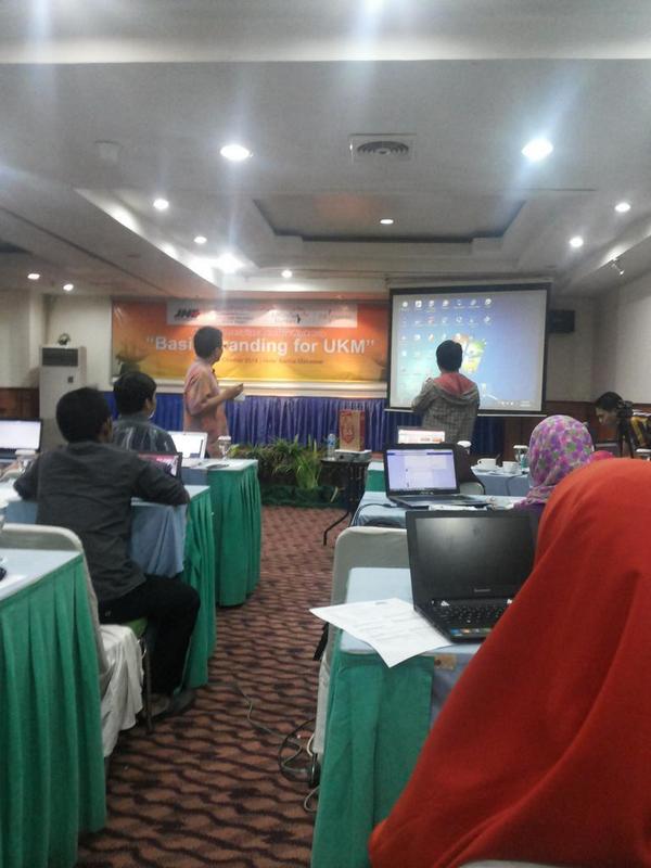 siqode's tweet photo. Para entrepreneur muda lagi latihan presentasi brand masing-masing di #kelasketerampilan @MemberiID @JNEinspirasi ! http://t.co/oyAKdjITYs