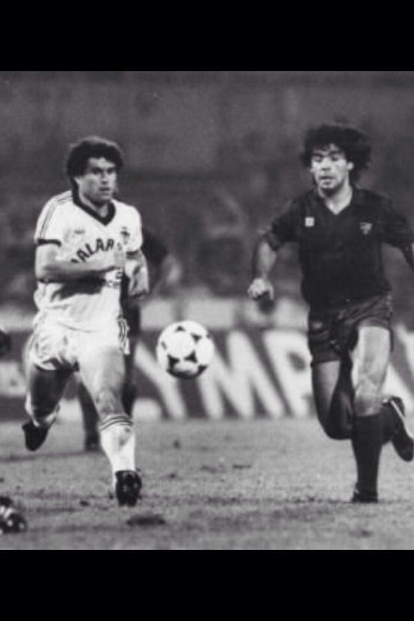 DIGNAMOLERO's tweet photo. @DiegoAMaradona con mi primo  Antonio Martínez año 82/83 Barça-bordeaux http://t.co/vzMV2PkRyv