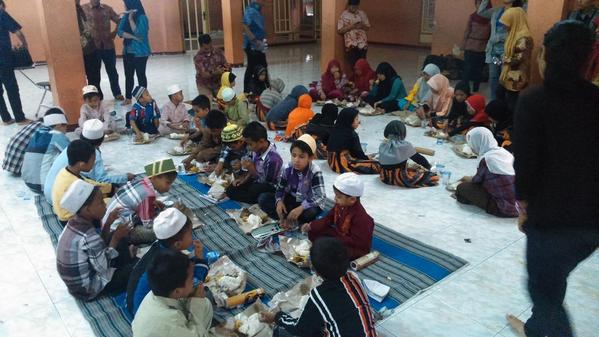 Asiiikk waktunya makaannn, jangan lupa berdoa dulu ya adik adik :D