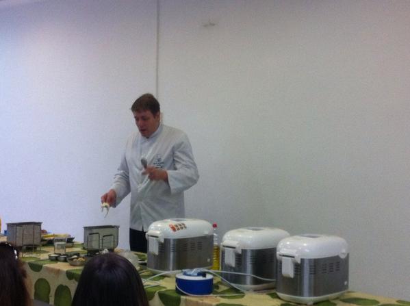 Celiacaenmadrid's tweet photo. Taller de #zeroglu en la Asociación de #celiacos de Madrid http://t.co/C5Q7cOYnqt