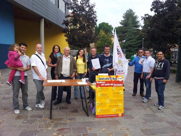 SilviaPiccinini's tweet photo. #m5sCasalecchio sale a quota 90 firme x #FIRMADAY #m5sER  @paolo_rainone GRANDI!! E nel pom. Bologna @beppe_grillo http://t.co/yUfkEmtCU2