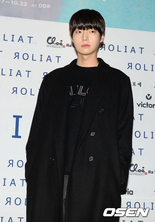 kor_celebrities's tweet photo. 俳優 アン・ジェヒョン、2015 S/S ソウルファッションウィーク（10/18） http://t.co/k008yAZvha