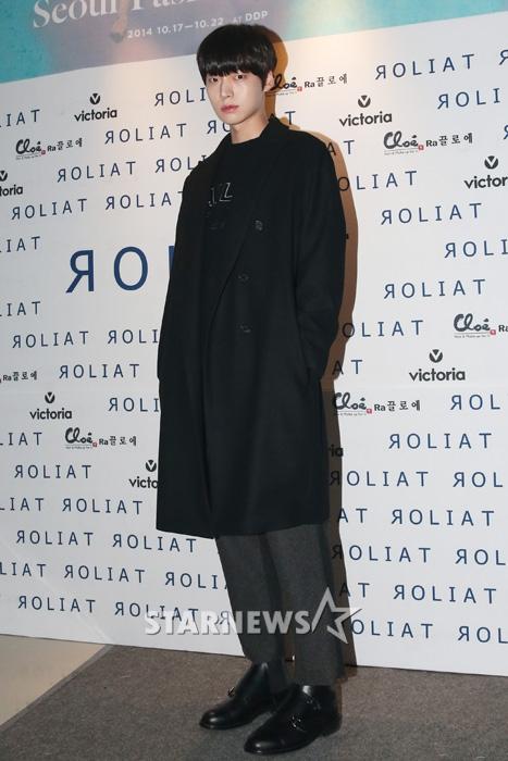kor_celebrities's tweet photo. 俳優 アン・ジェヒョン、2015 S/S ソウルファッションウィーク（10/18） http://t.co/k008yAZvha