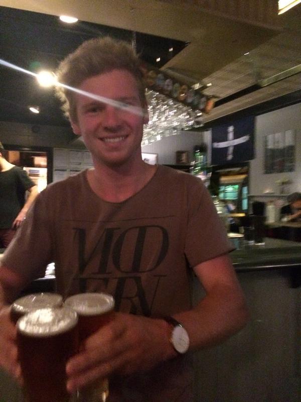 bongofagan's tweet photo. @emrata true or false: you sat next to this man on a plane for 10 hours? @ChookHensby http://t.co/PnTzZdXXFU